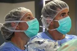 Pierre Trencart et Perrine Piat en pleine opération chirurgicale pour une urgence vétérinaire aix en provence